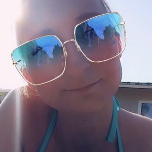 Meet your Posher, Desiree